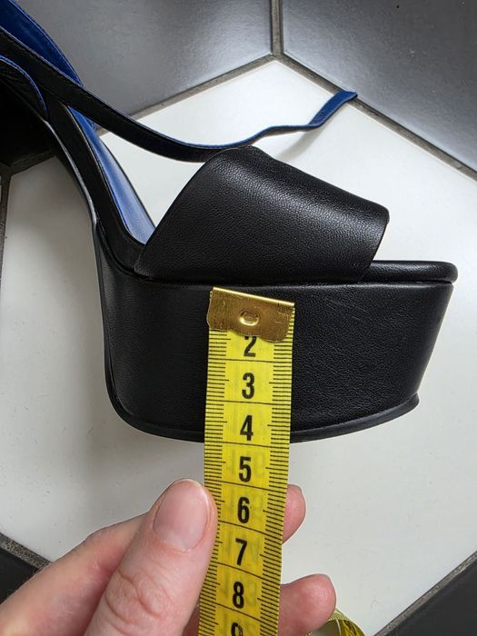 Босоніжки
Розмір: 39
Нові! Є декілька подряпин на каблуці від кігтів к