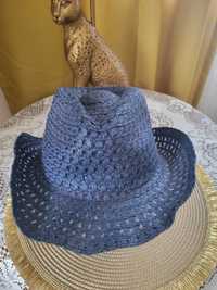 Granatowy kapelusz