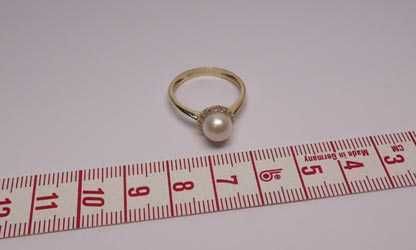 Złoty pierścionek z perłą i cyrkoniami R.15