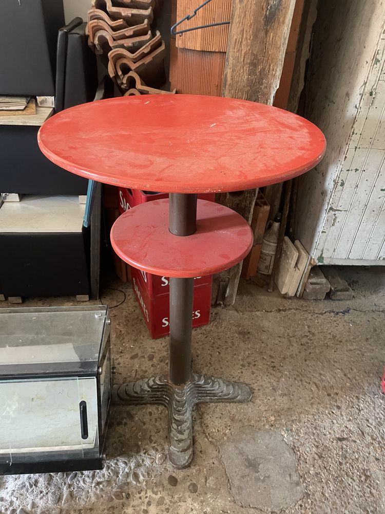 Mesa e cadeiras altas