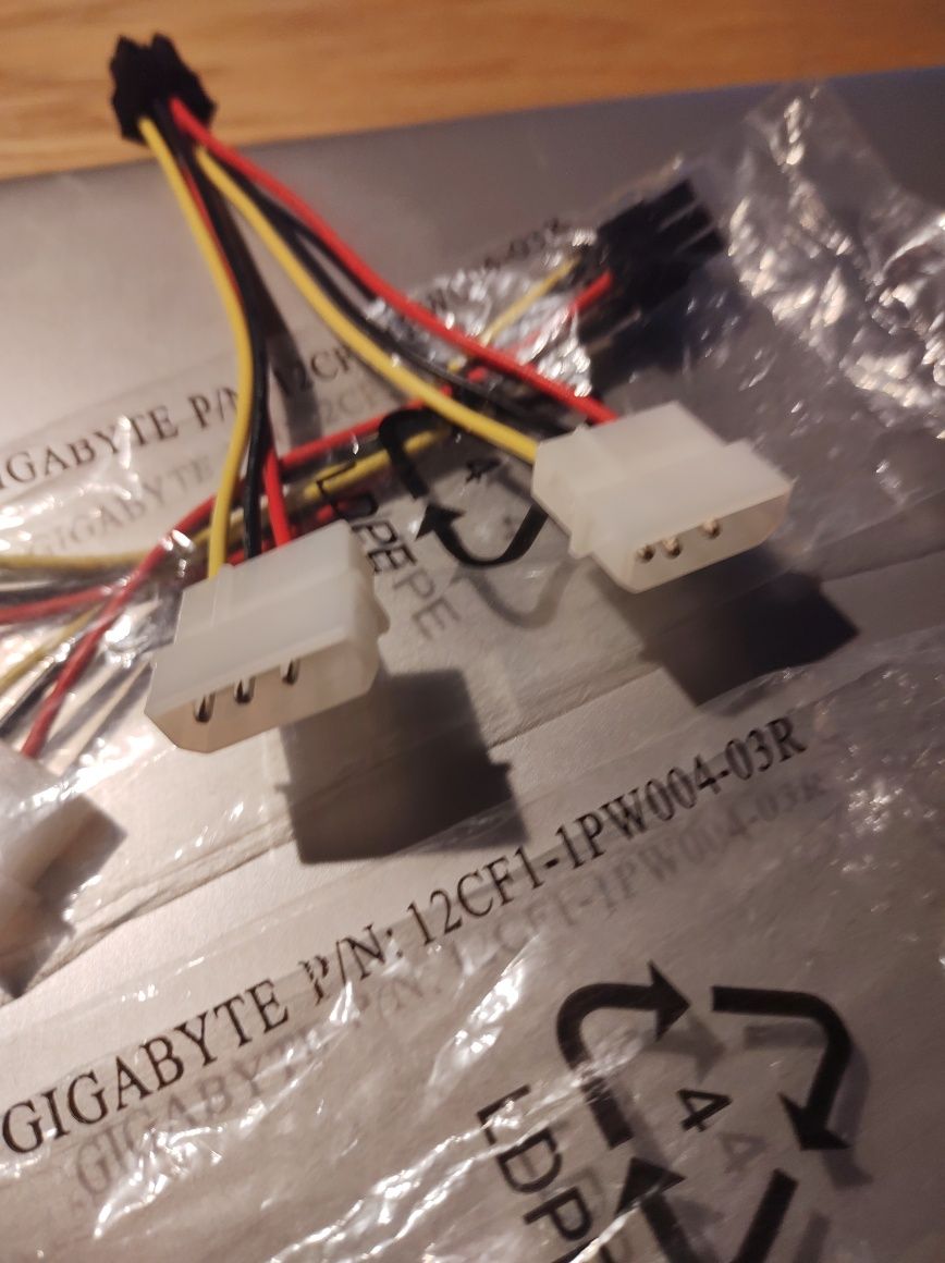 adaptery Gigabyte P/N:12CFI-1PW004-03R
