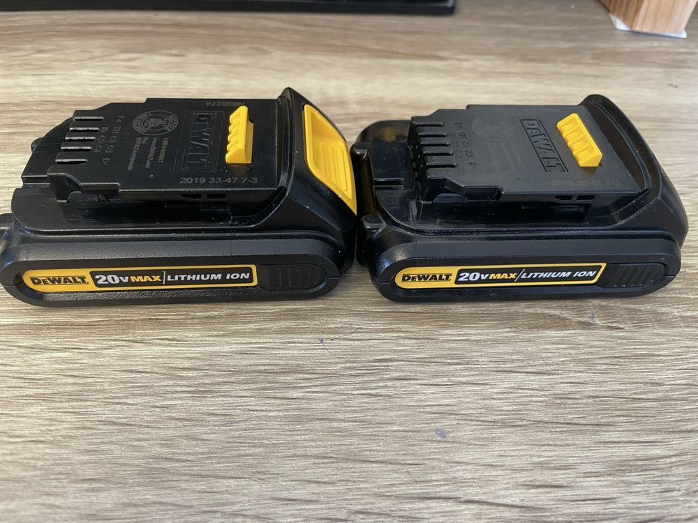 Акумулятор DeWalt DCB201