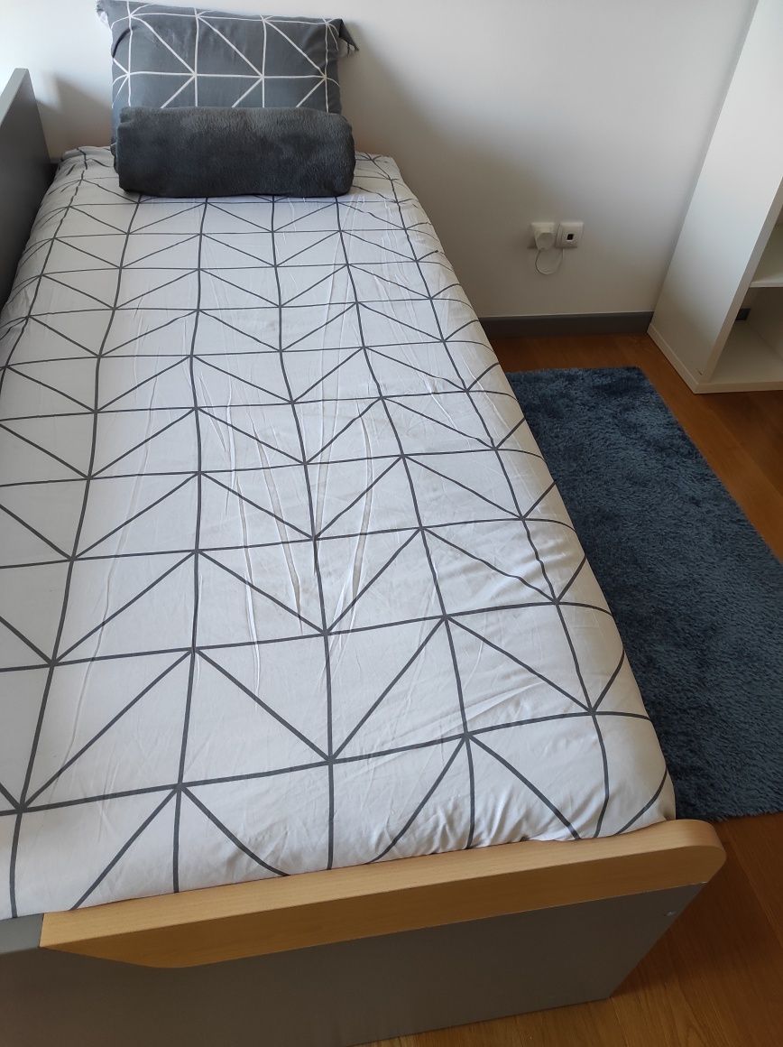 Quarto completo, com cama de solteiro(a) dupla, colchão e camiseiro