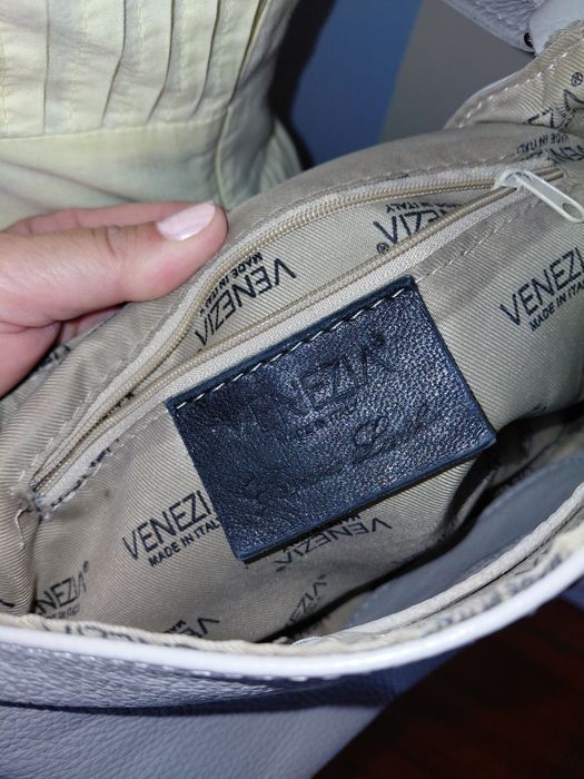 Skórzana szara torebka Venezia listonoszka złote dodatki