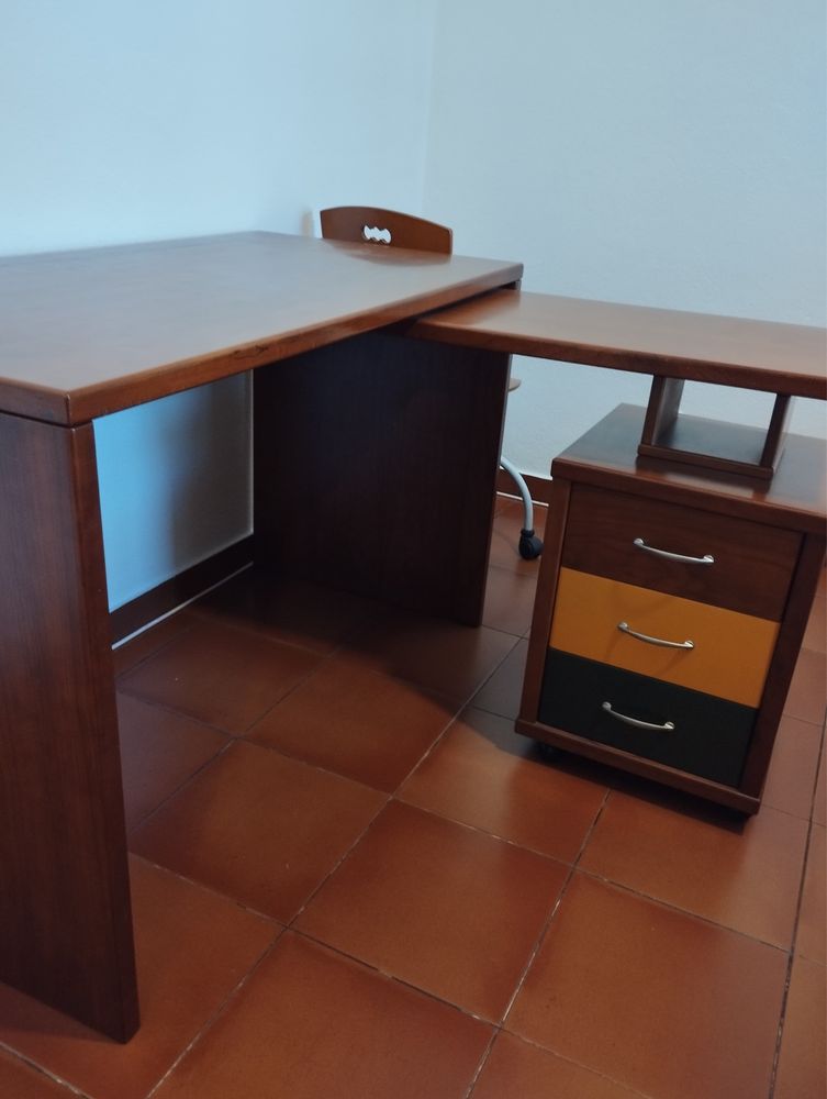 Secretária com extensão e gavetas