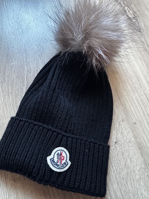 Czarna czapka zimowa moncler