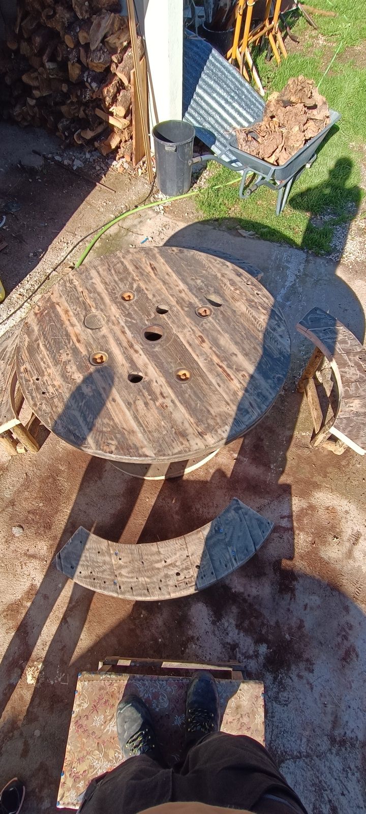 Mesa de madeira com bancos
