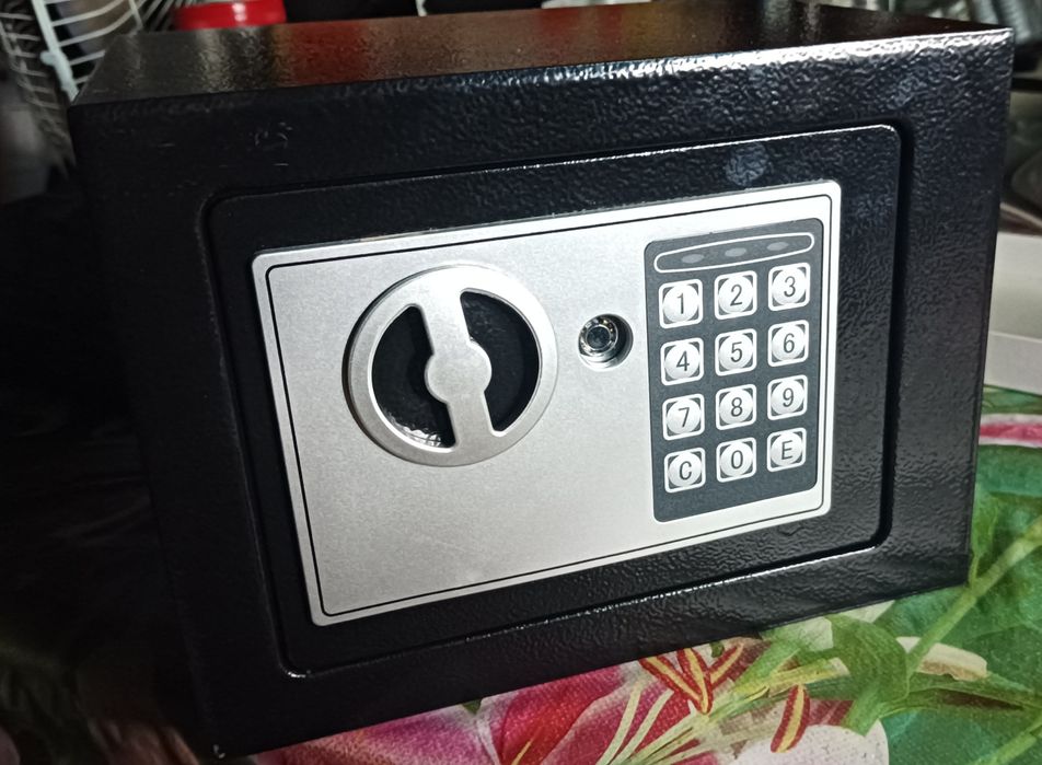 Продам сейф , стан нового , працює від батарейок або ключа .