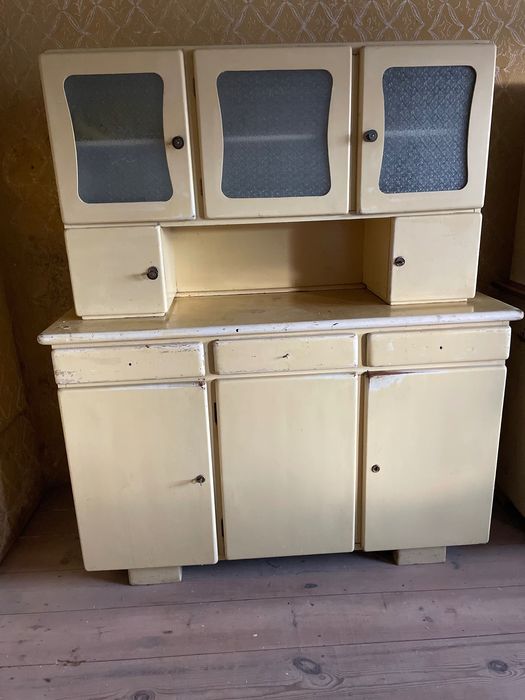 Sprzedam  dwa kredensy PRL