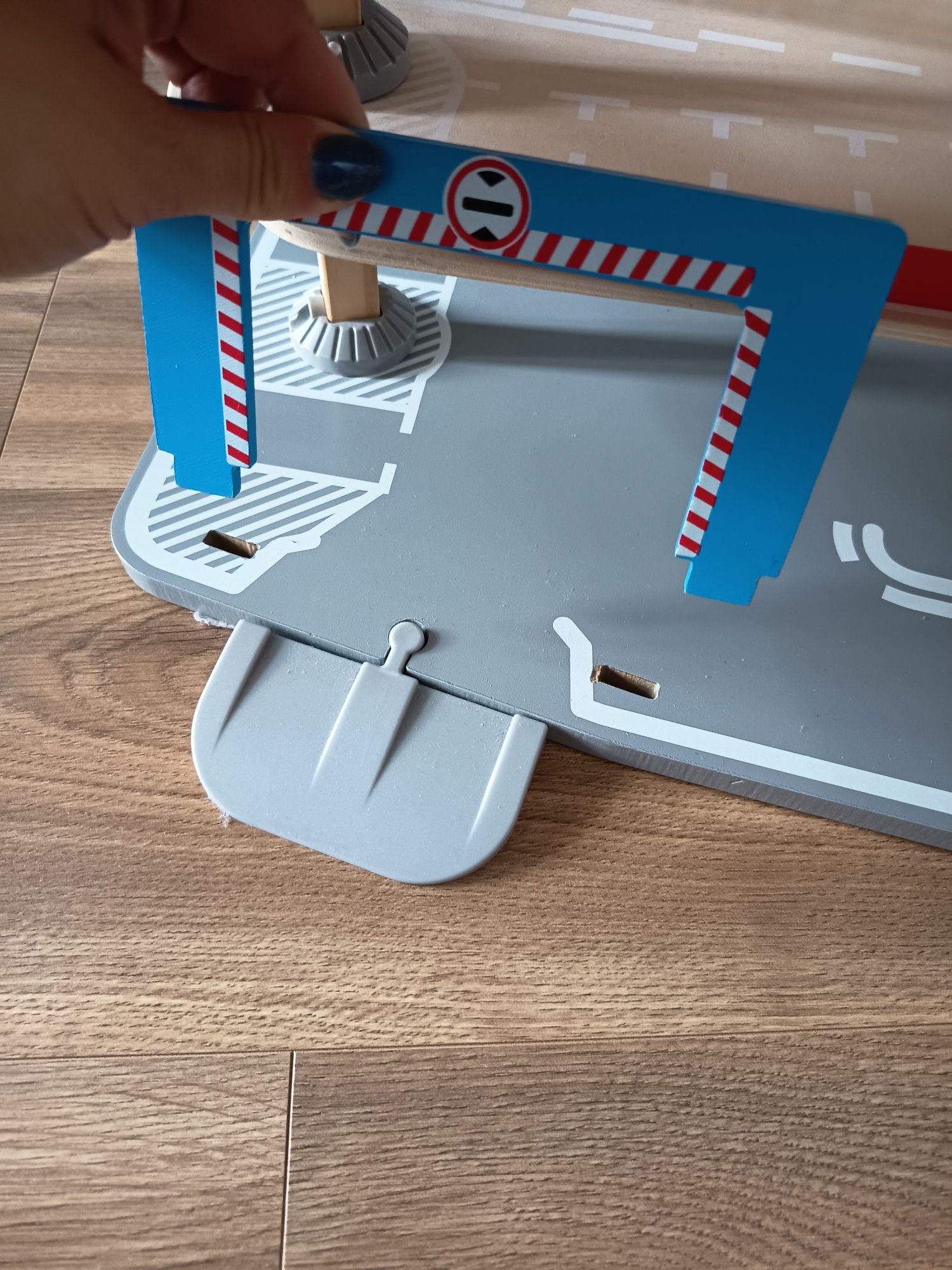 Parking 4-poziomowy zjeżdżalnia tor zestaw drewniany PLAYTIVE