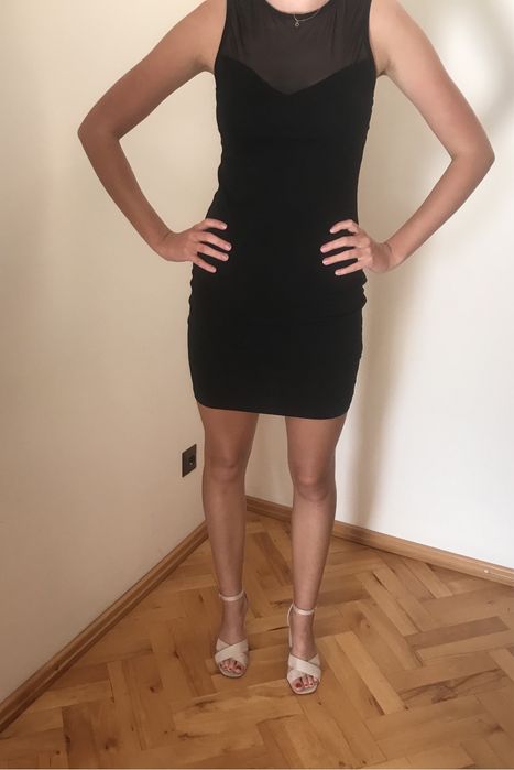 Czarna dopasowana sukienka