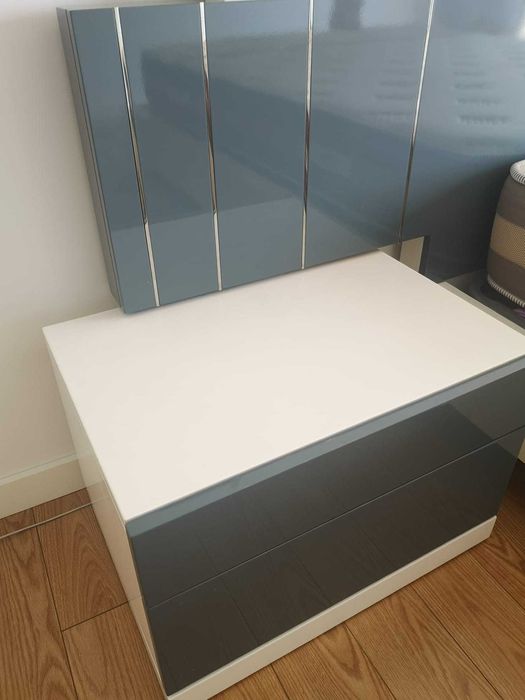 Cama com 2 mesas e colchão