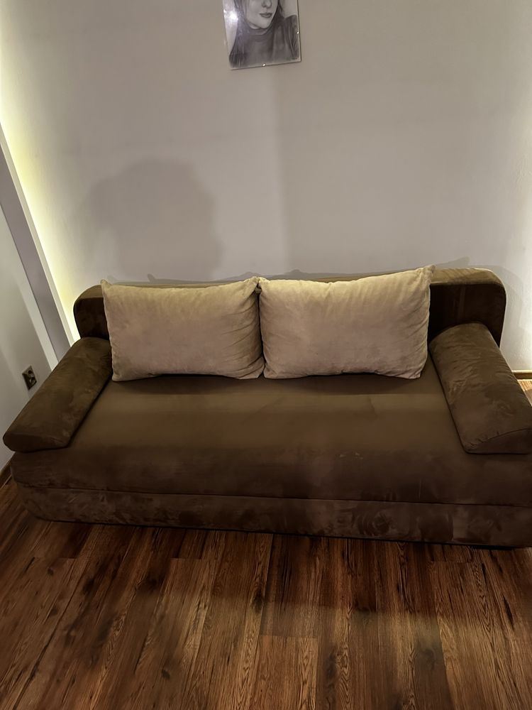 Rozkladana sofa z poduszkami