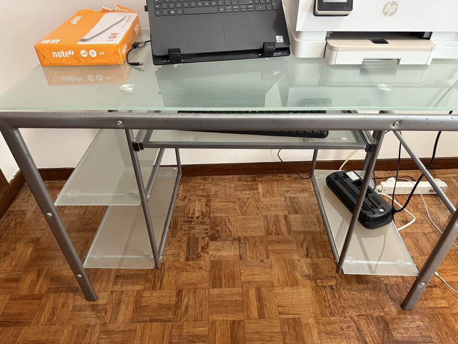 Secretaria em vidro.