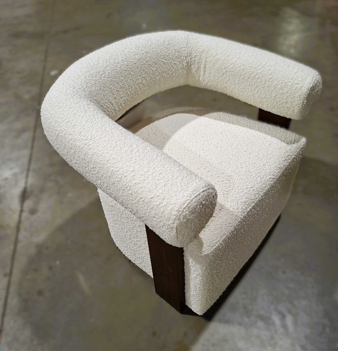 Fotel z tkaniny bouclé i drewna kauczukowego