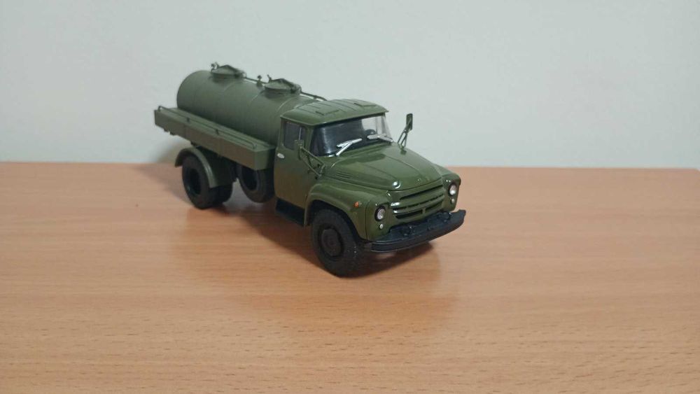 Масштабная модель 1\43  АЦПТ  зил -130