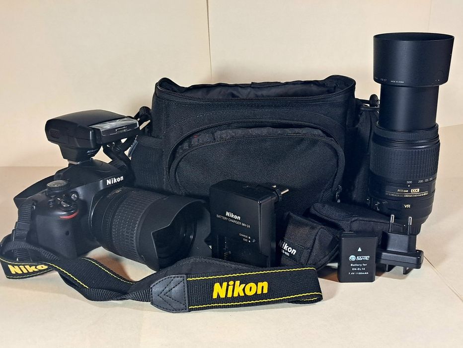 Nikon D5100, разом з об'єктивом NIKKOR 55- 300 мм і фотоспалахом