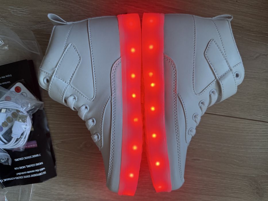 Buty świecące w ciemności