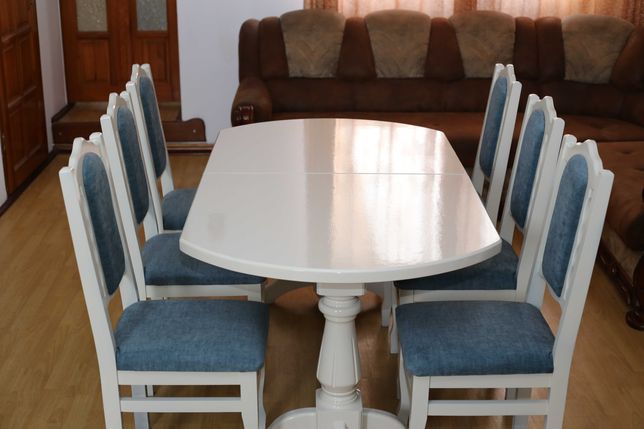 стіл  і  крісла   в  білому  колорі