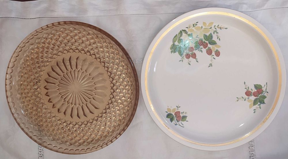 Подносы. Поднос металлический. Поднос разнос пластик. Стекло