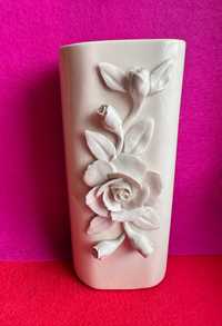 Wazon na kwiaty ozdobiony różami, ceramika, wys. 22 cm