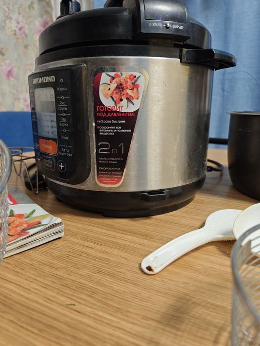 Мультиварка б/в з аксесуарами і рецептами.