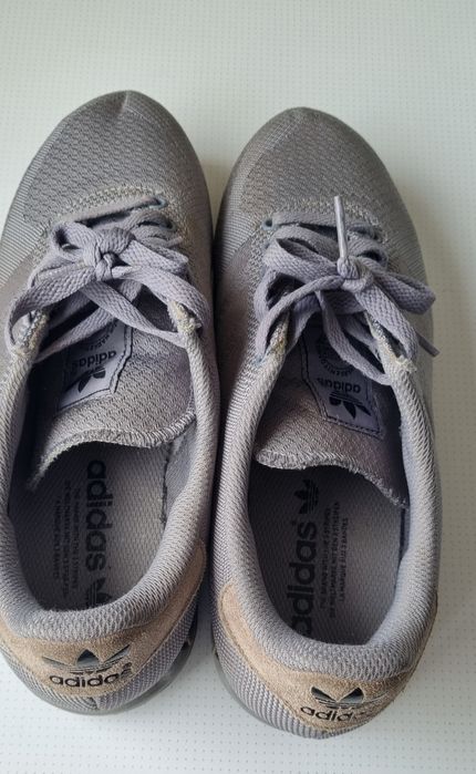 Ténis Adidas cinzentos