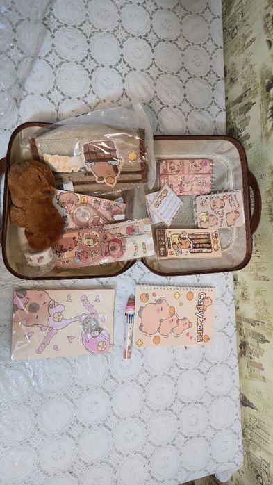 Набір канцелярії Capybara кейс з капібарою, блокноти, наліпки, ручки