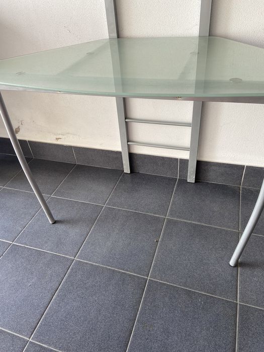 Secretária com tampo em vidro