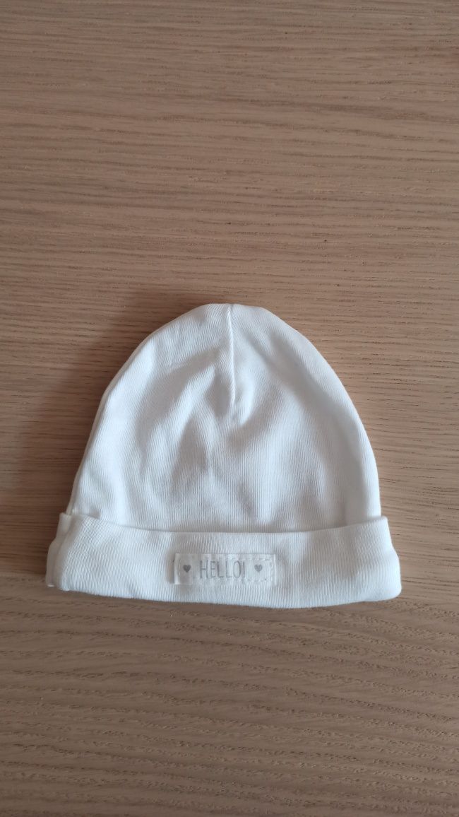 Biała czapeczka dla noworodka