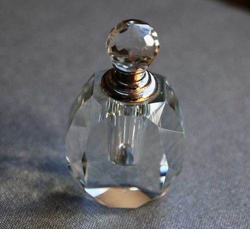 Frasco em vidro facetado para perfume