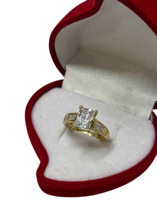 Śliczny pierścionek z dużym prostokątnym oczkiem 3,15 (G) / 585 / R. 9