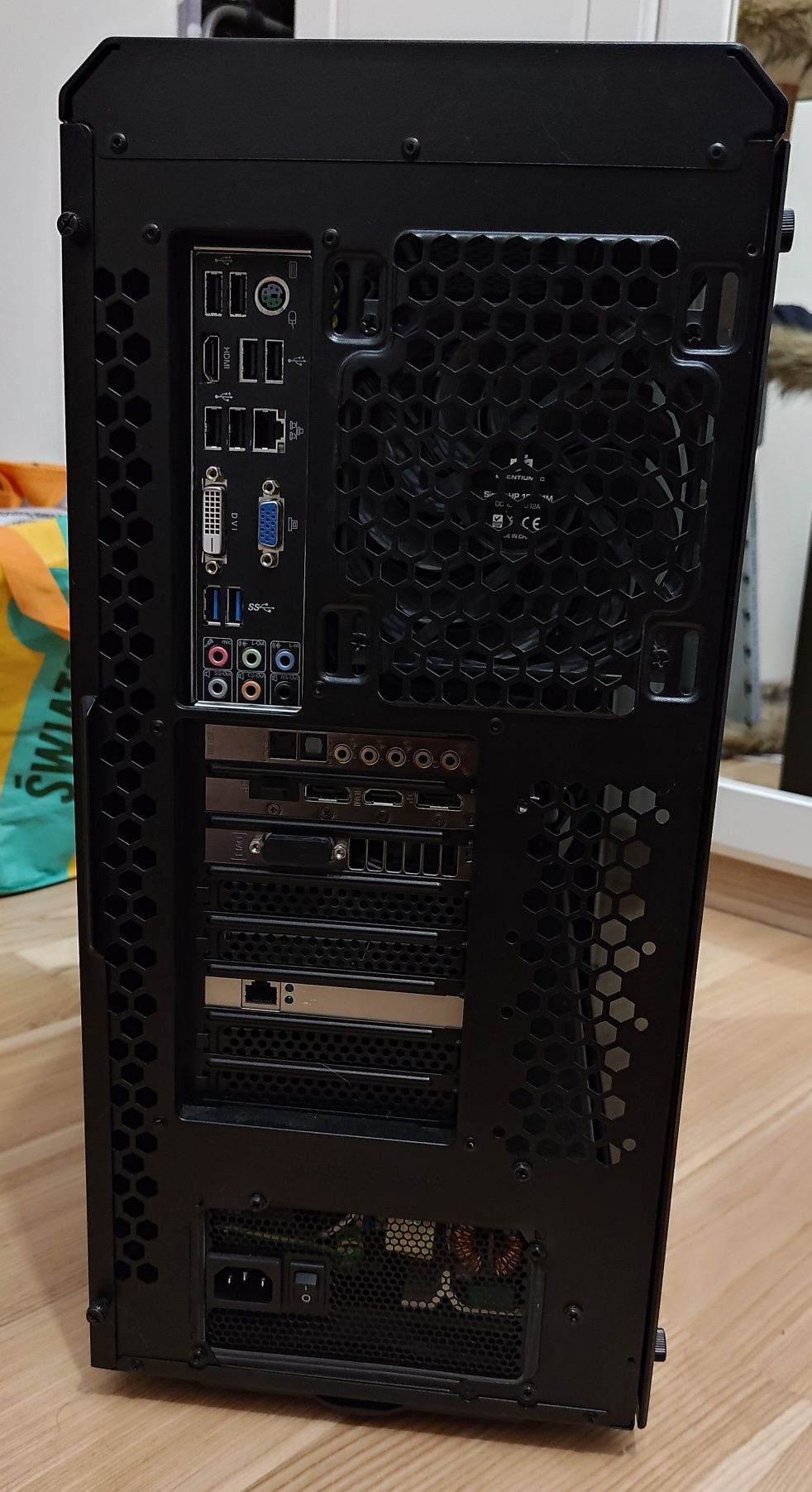 Komputer  Radeon R9 390 / i5-4670K / 16 GB RAM / 2x250GB SSD