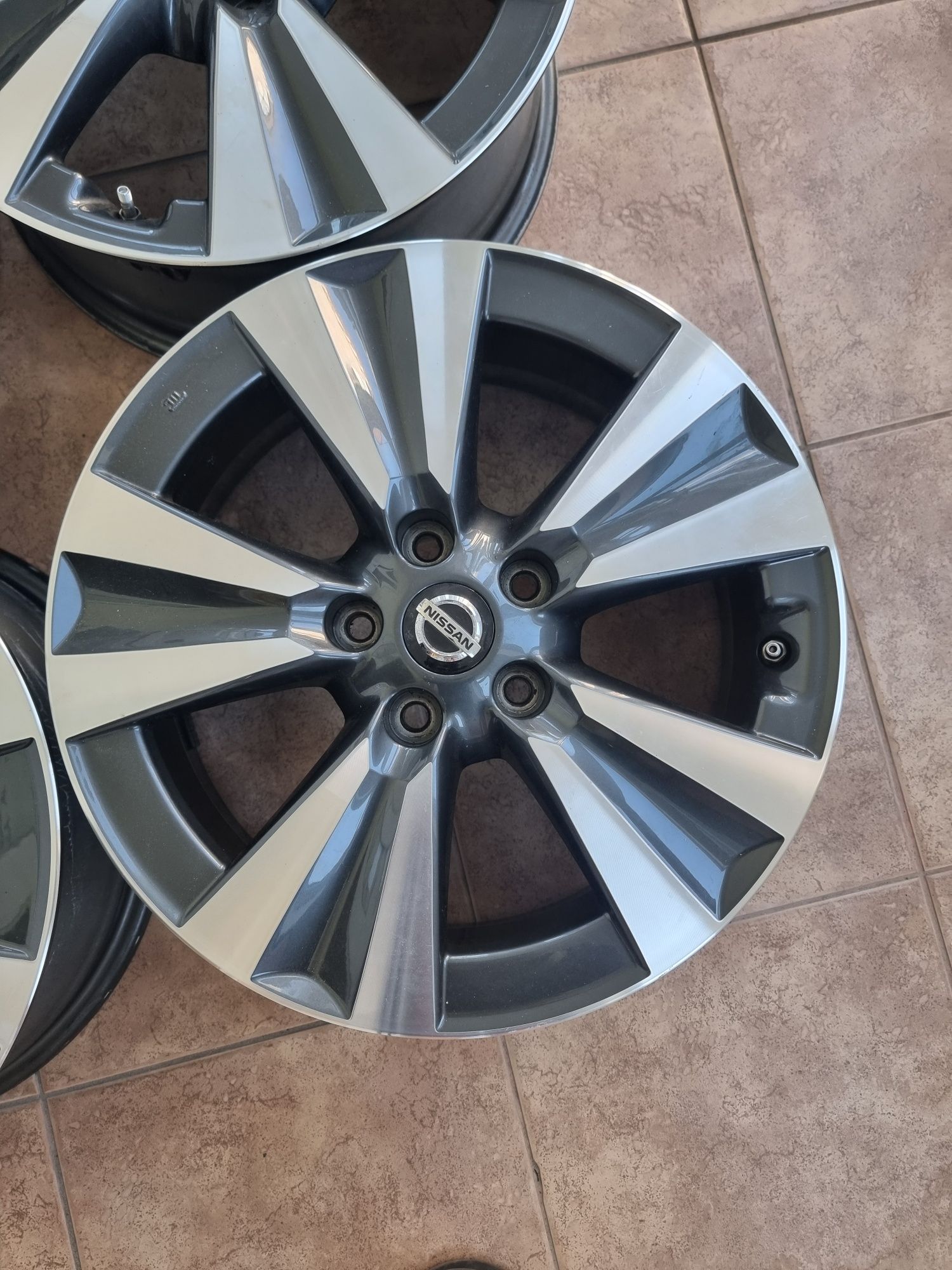 Диски Nissan R17 5x114.3 6.5j ET45 ЦО66.1 оригінал