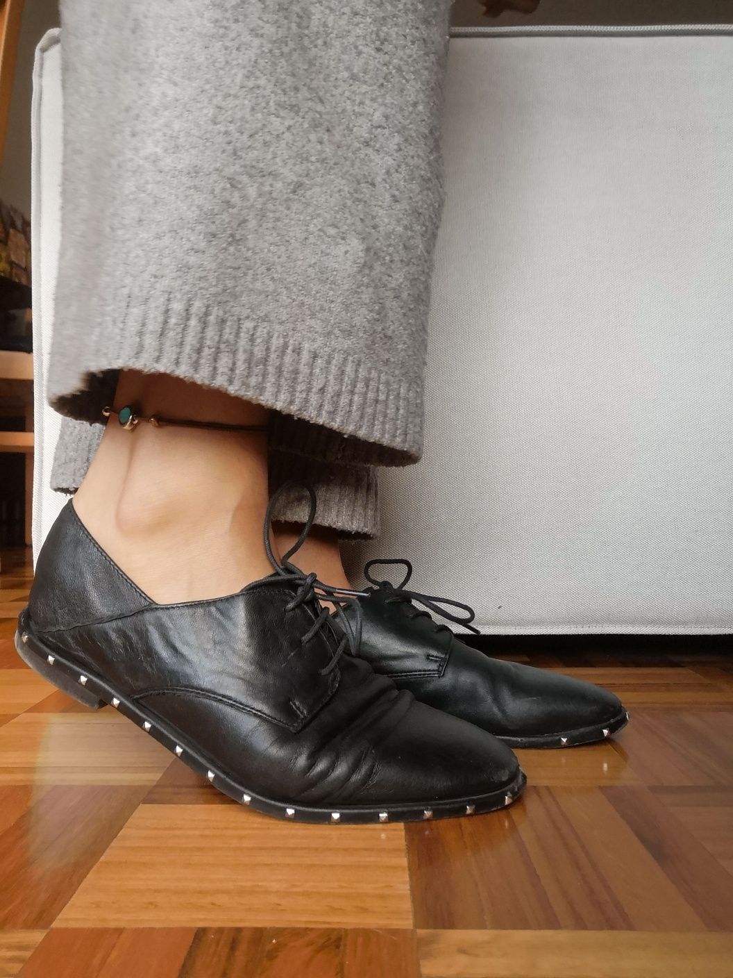 Sapatos pretos com tachas