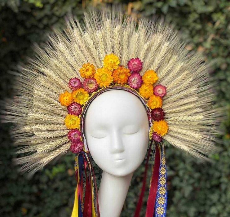 Український вінок з. жита: пшениці та сухоцвітів, з вишитими стрічками