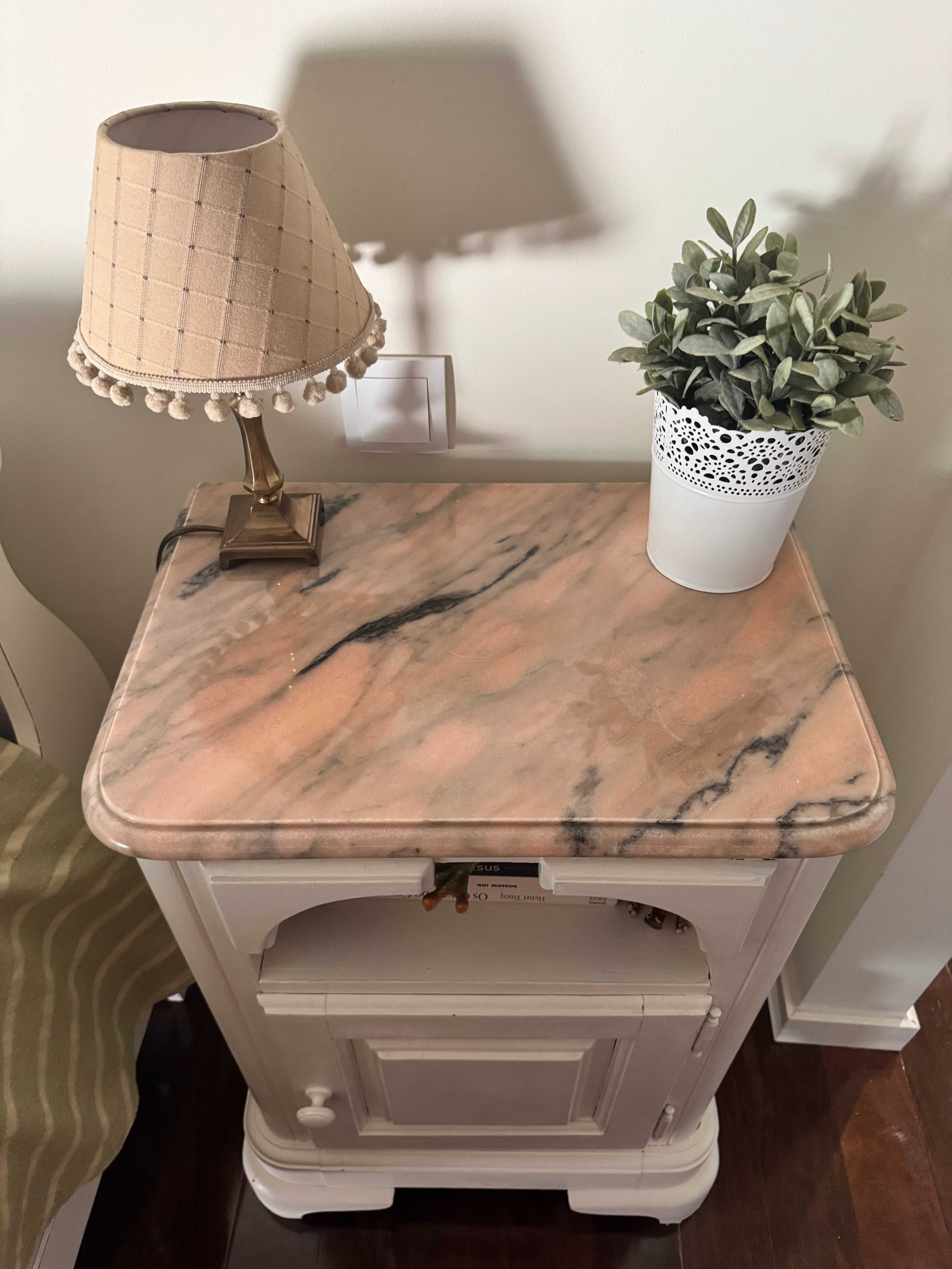 mesa de cabeceira