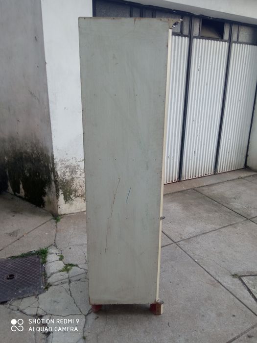 Móvel de canto em madeira