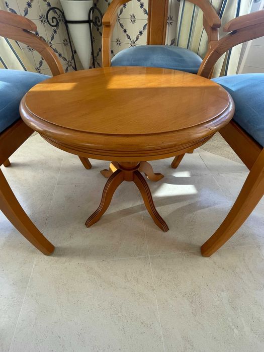 Cadeiras e mesas de bar em madeira