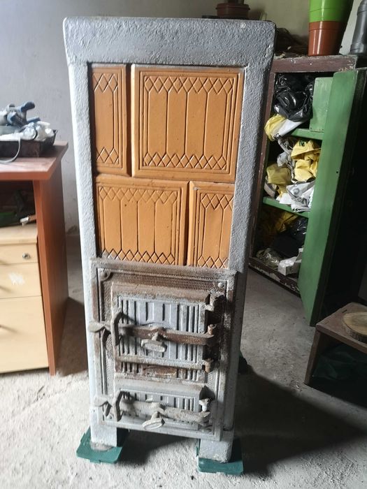 Piec kaflowy w ramie stalowej
