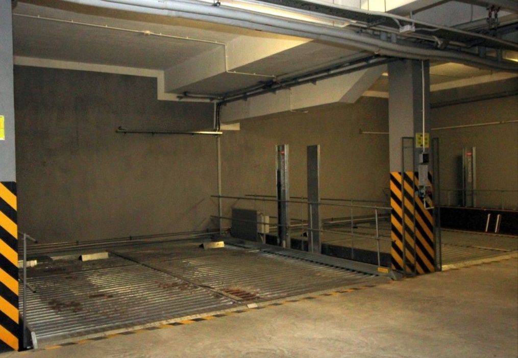 Miejsce parkingowe w hali garażowej