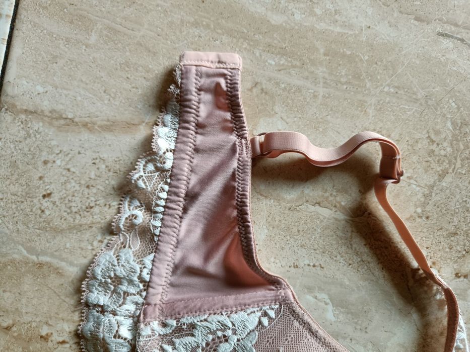 Biustonosz z pięknej koronki rozmiar 80 D