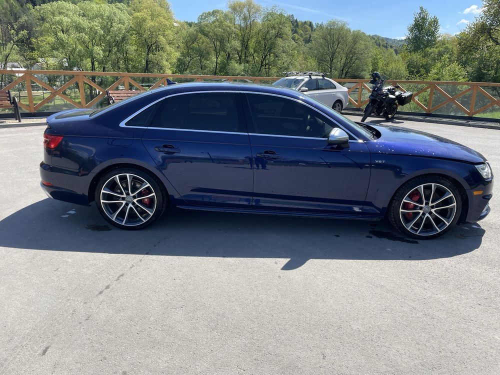 Audi S4 3.0v6 Turbo 2018 Uszkodzone tylko wizualnie.