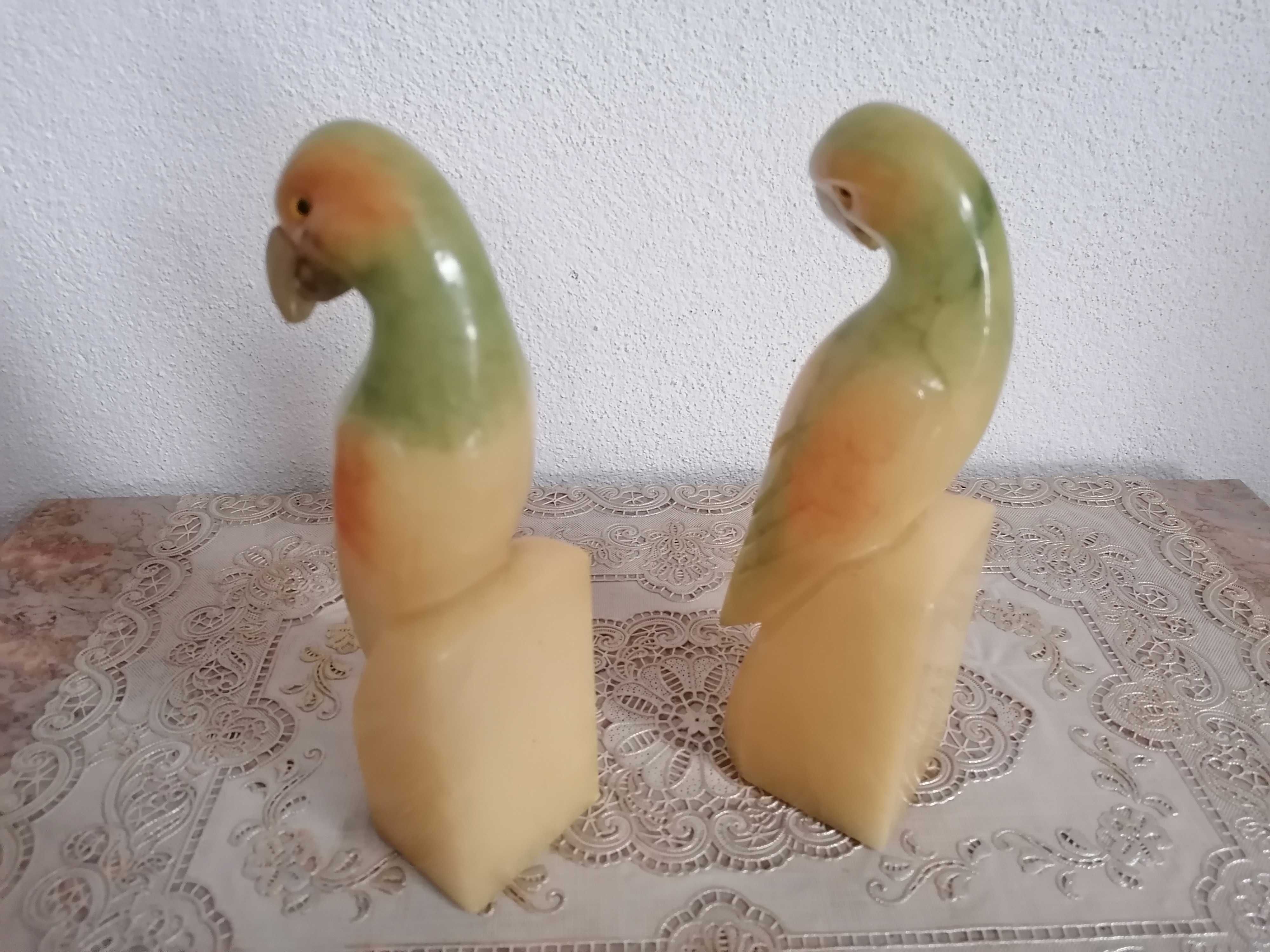 Par de papagaios em alabastro