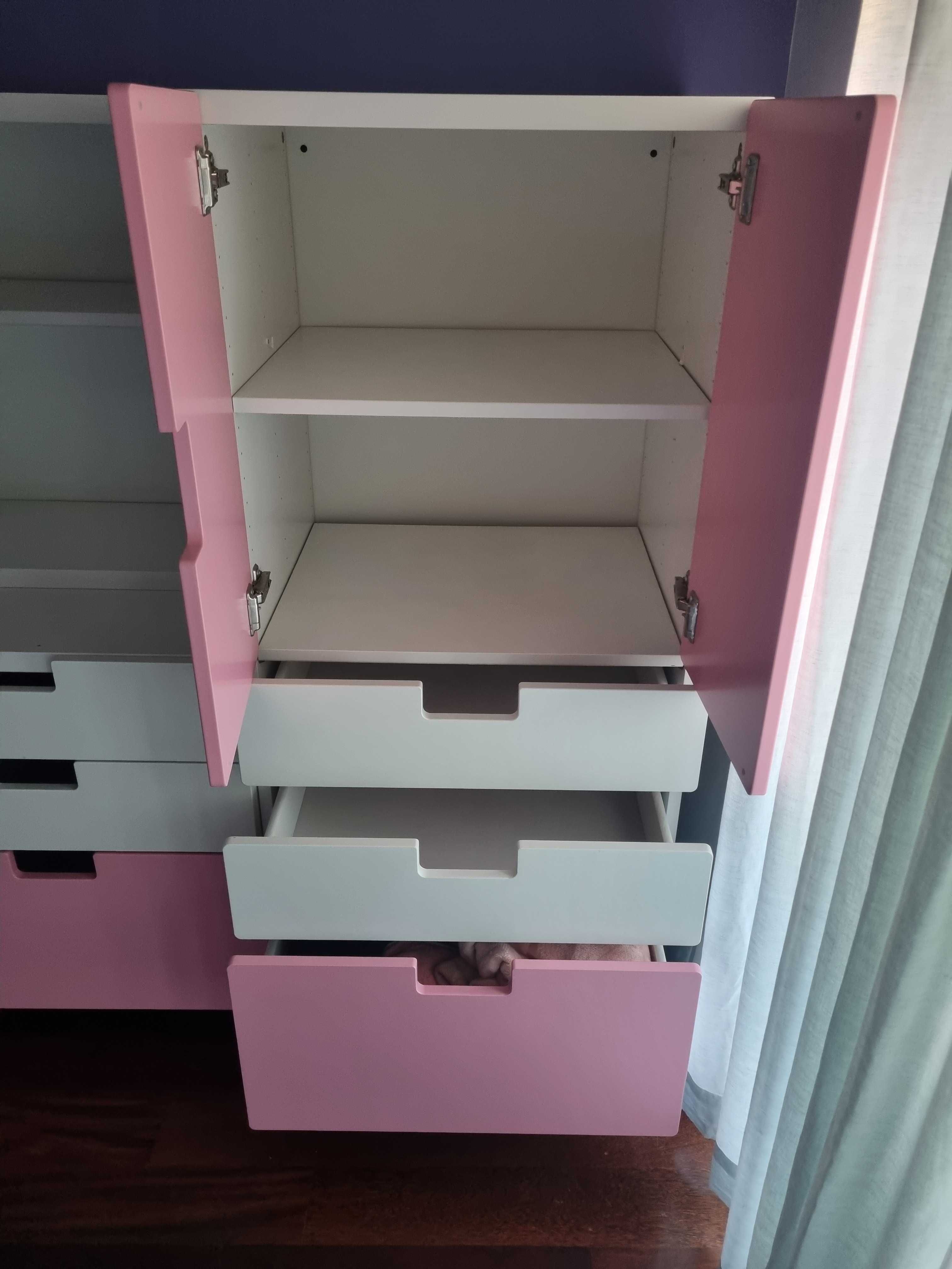 Conjunto de móveIs IKEA Stuva branco e rosa