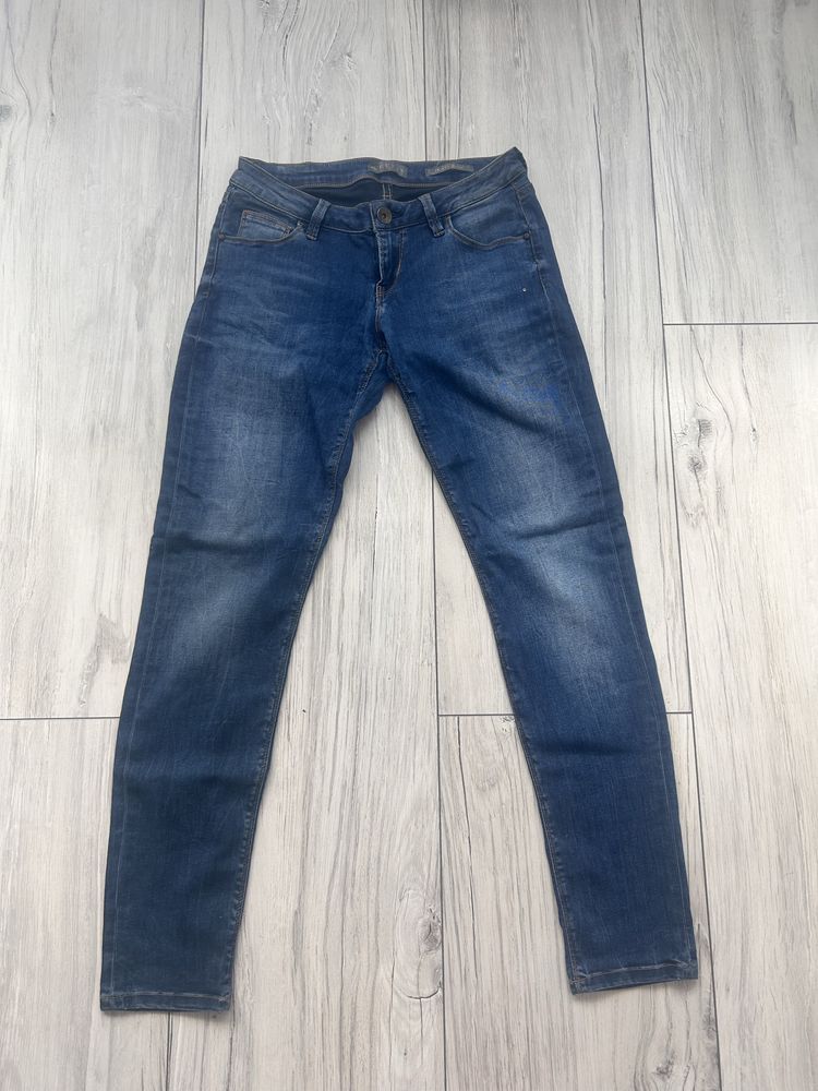 Jeansy Guess.