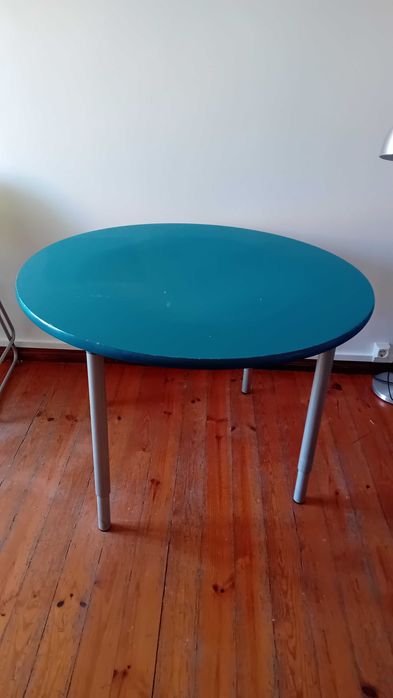 Mesa redonda azul petróleo ikea com pernas de altura regulável
