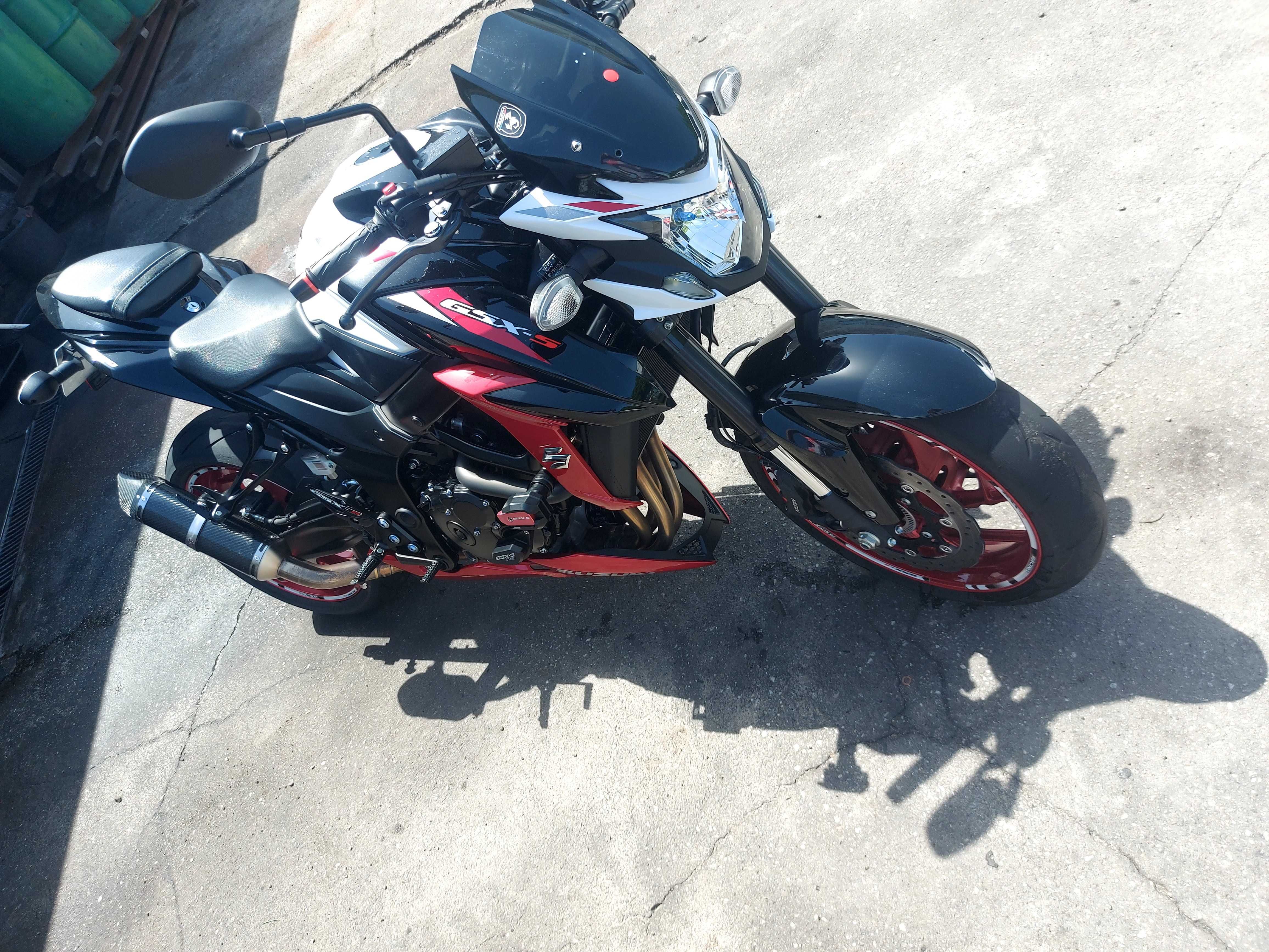 Suzuki gsxs 750 com 6000 km de 2020