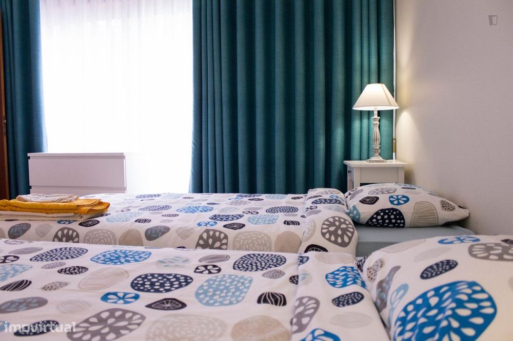 237352 - Quarto com várias camas em...
