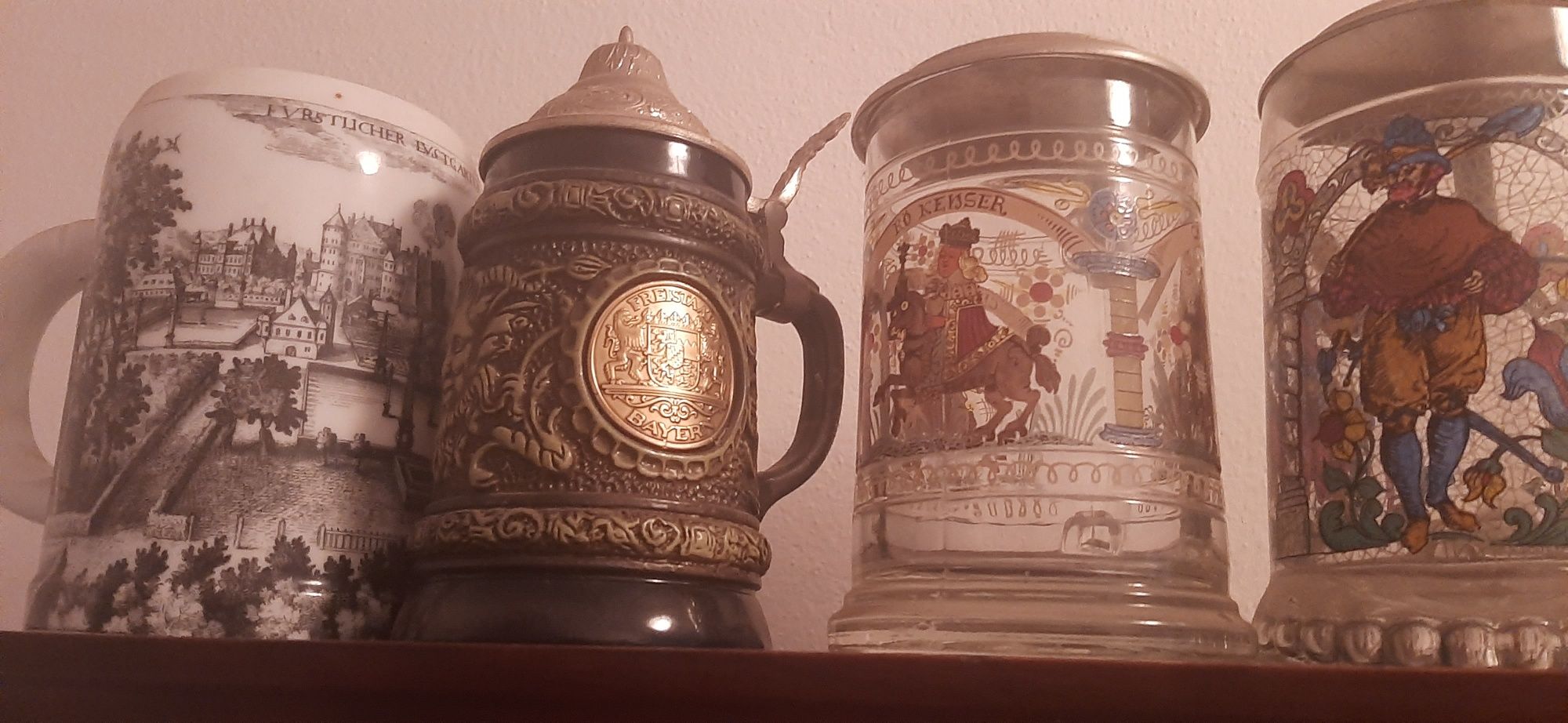 Kolekcja starych kufle do piwa